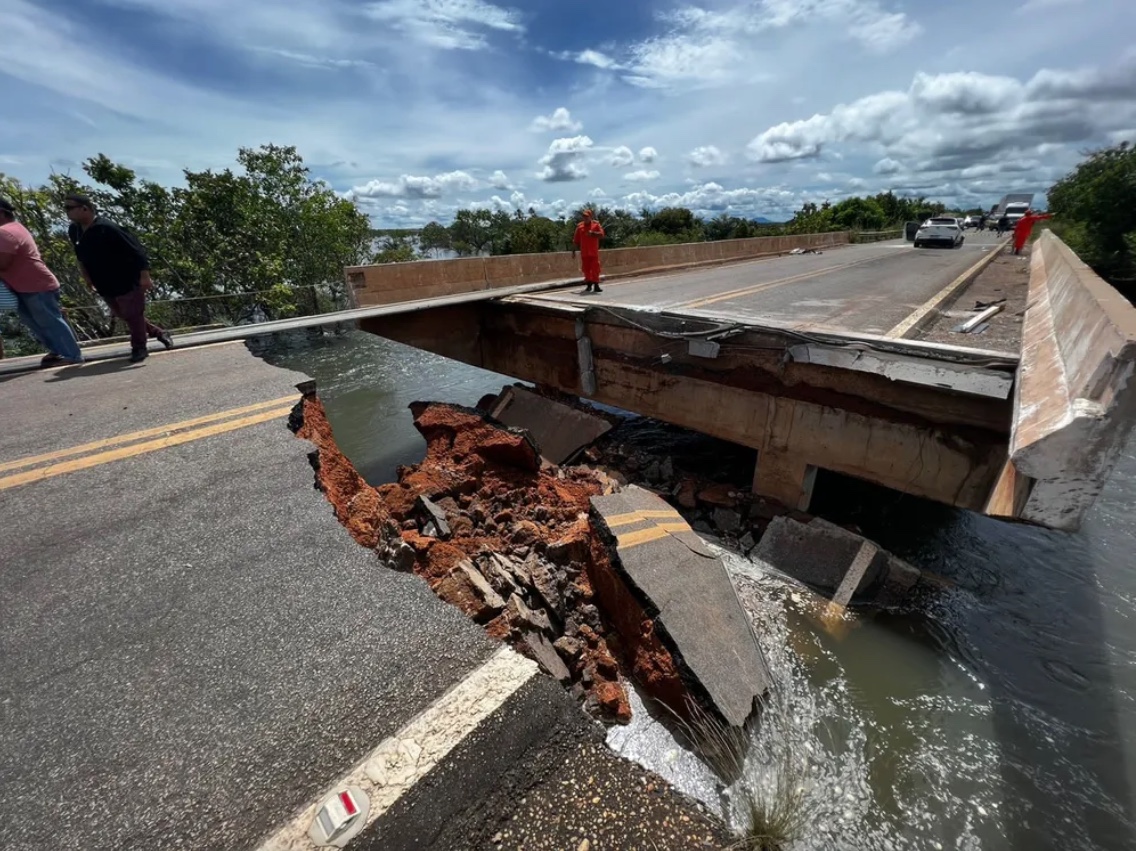 Ponte na BR-174 desaba e rodovia é interditada; três ficam feridos