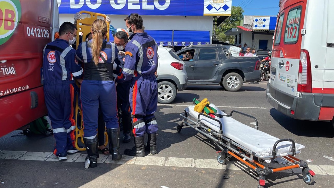 Passageiro está em estado grave após acidente entre ônibus e micro-ônibus em Manaus