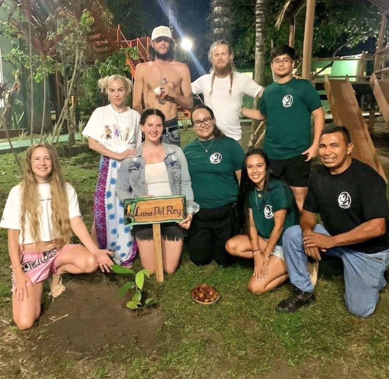 Lana Del Rey ganha árvore com seu nome durante viagem ao Amazonas