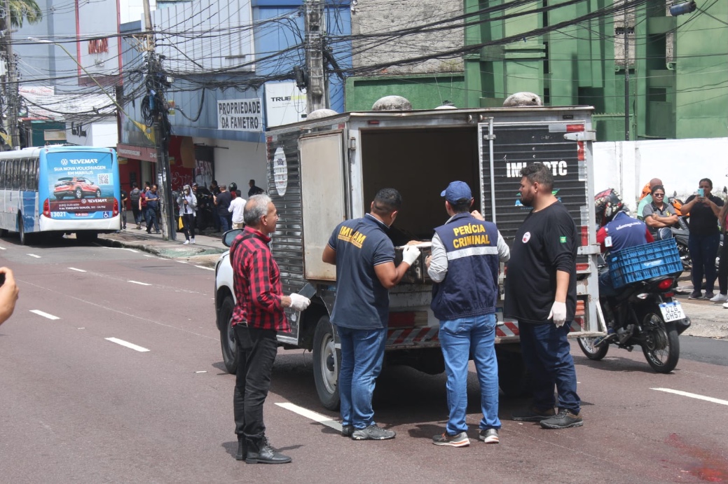 Passageira de moto por app morre após ser atropelada por ônibus em Manaus