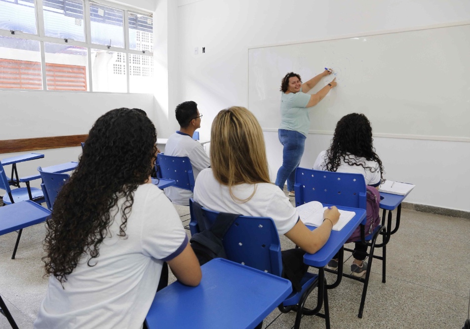 Governo realiza pagamento de progressões verticais a 2.225 professores no Amazonas