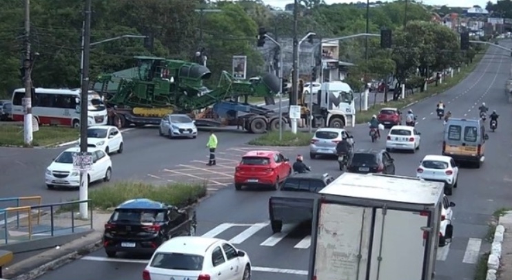 Trecho da Max Teixeira é interditado após caminhão arrancar fios de semáforo; veja rotas