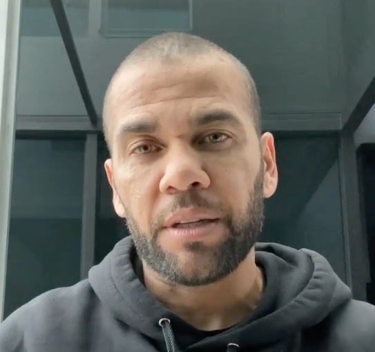 Daniel Alves concede primeira entrevista após acusação de estupro: ‘eu a perdoo’