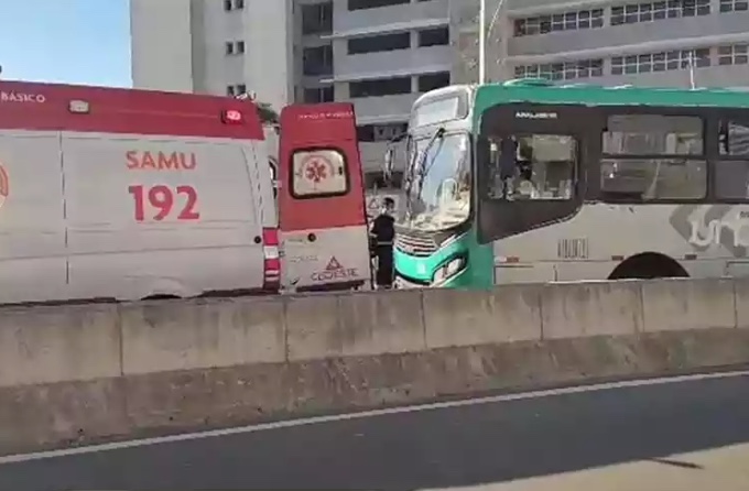 Idosa morre após motorista de ônibus frear bruscamente para evitar colisão