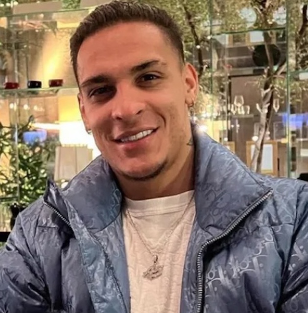 Jogador Antony presta depoimento após ser acusado de agressão por influencer