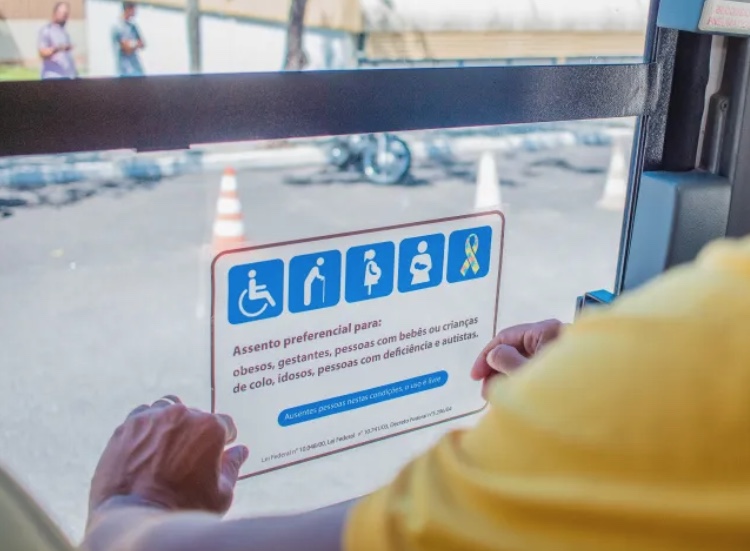 Lei que garante atendimento prioritário para doadores de sangue e autistas é sancionada