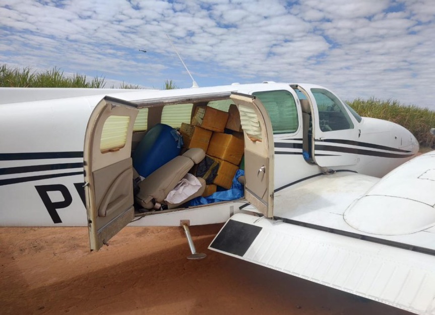 Avião que transportava 400 kg de droga do Paraguai ao Brasil é interceptado
