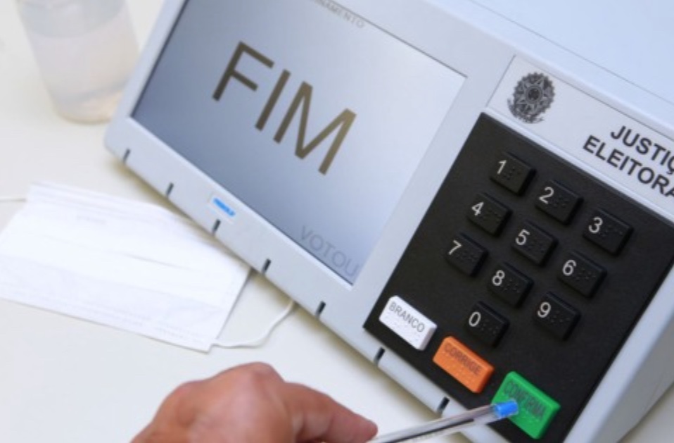 Diarista demitida por postar foto de apuração de votos será indenizada em R$ 14 mil
