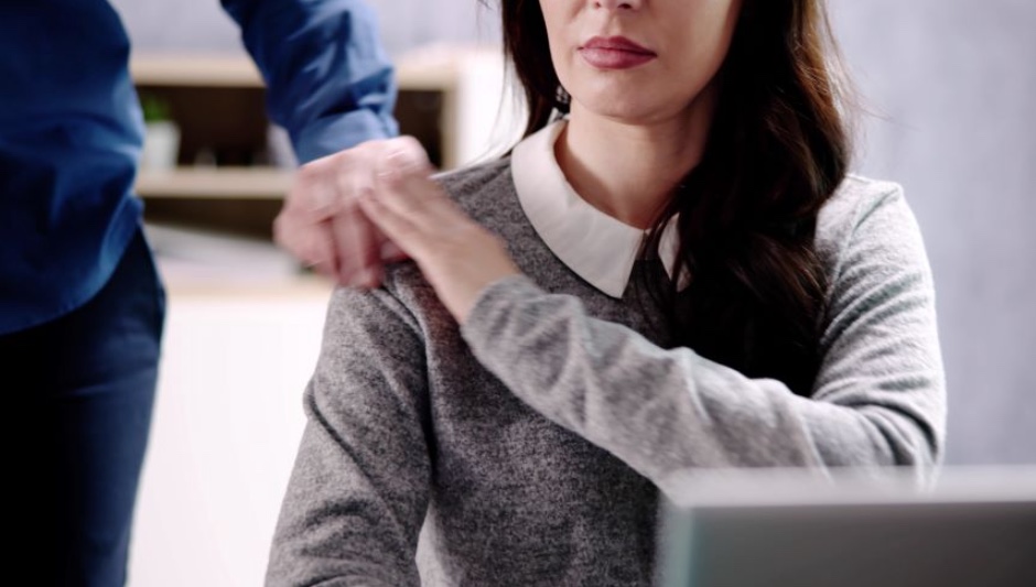 Empresa é condenada após chefe chamar mulheres de ‘delícia’ e convidar para sair