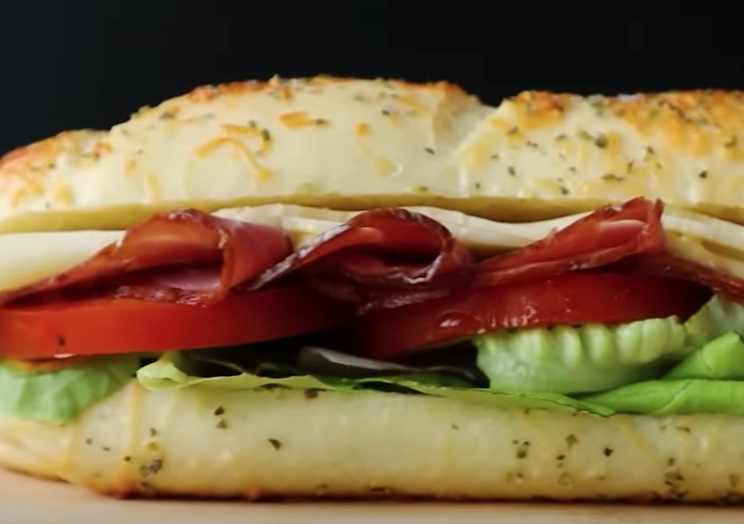 Em troca de lanches grátis ilimitados, 10 mil pessoas trocam nome para ‘Subway’