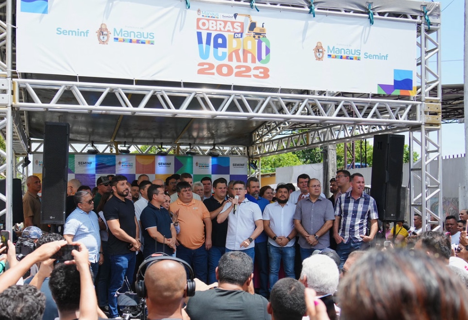 Vereadores e ex-vereadores se aglomeram para sair 'bem na foto' em eventos da Prefeitura de Manaus