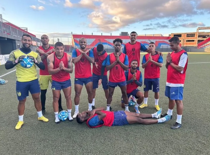 FBF repudia foto que jogadores do Nacional 'velam corpo' dias após morte de atleta do Bahia de Feira