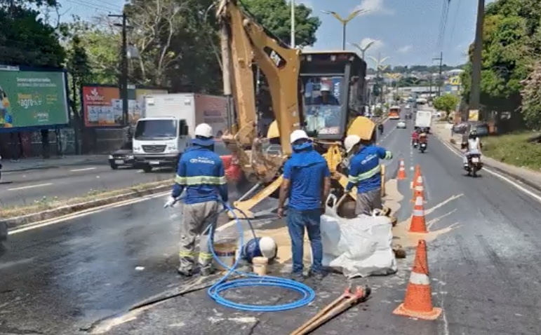 Obra no meio de avenida deixa trânsito caótico em Manaus