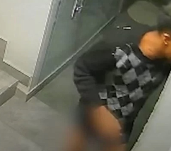 Homem é filmado por câmera se masturbando na porta de apartamento de vizinha