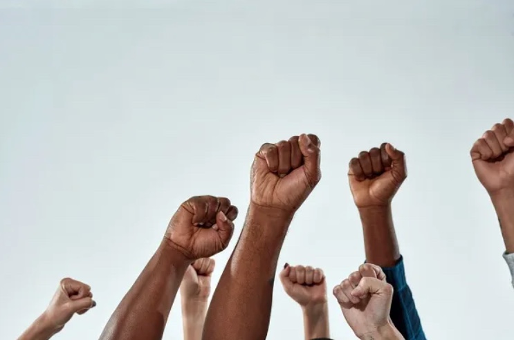 Justiça condena homem por racismo após chamar mulher de ‘preta imund*’ no Amazonas