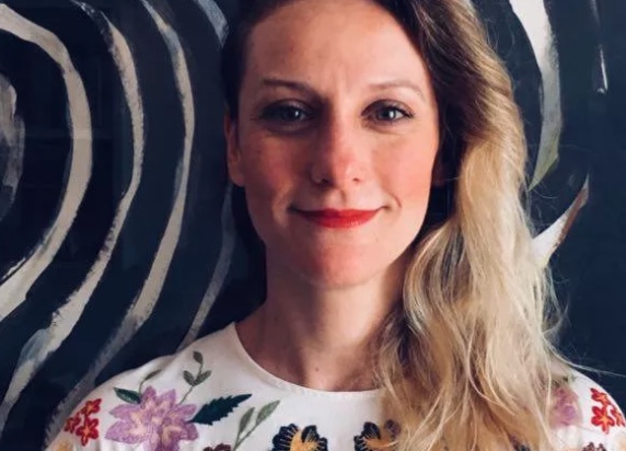 Atriz de Mulheres Apaixonadas relata experiência durante 8 anos em seita religiosa