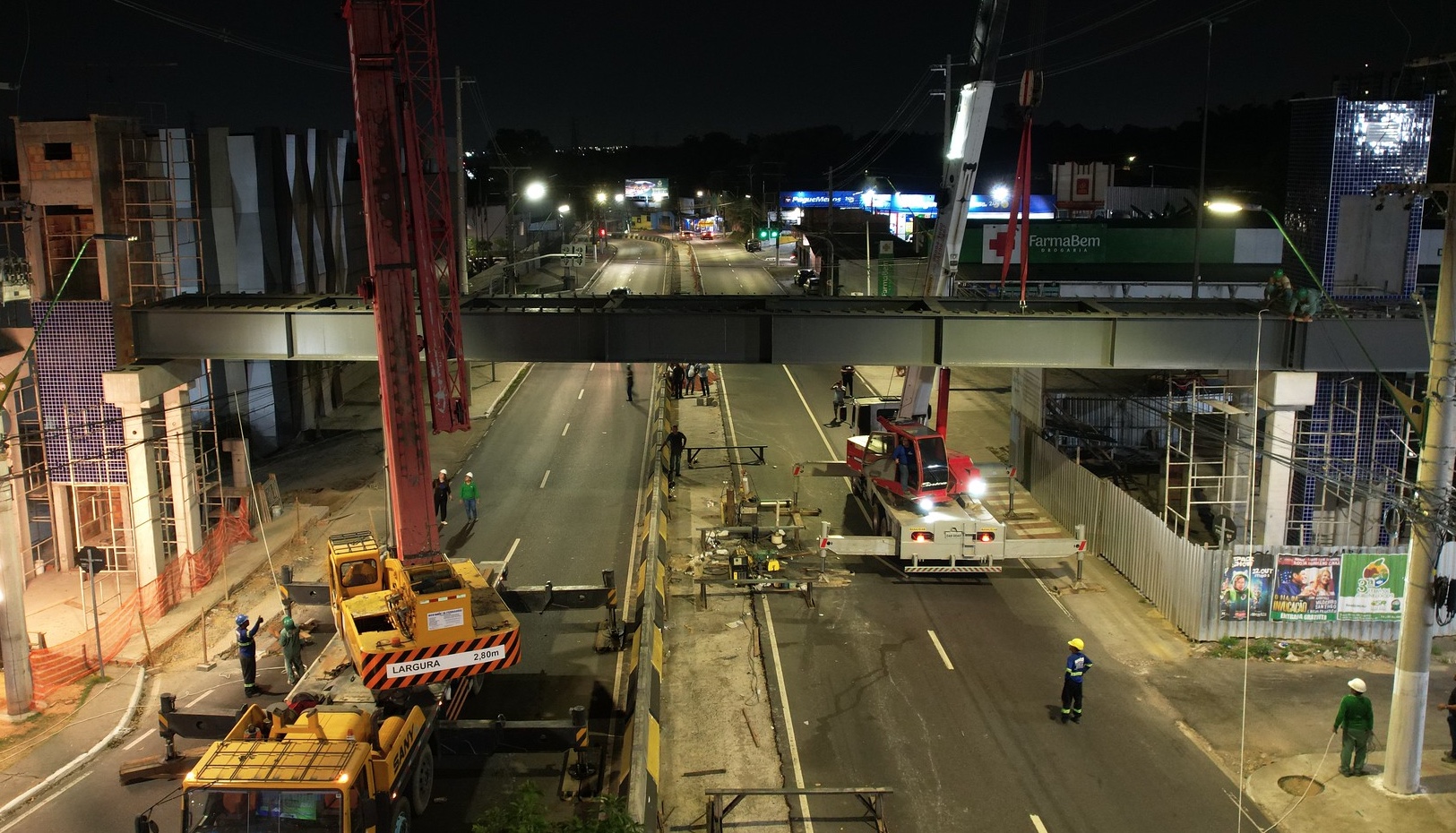 Viga de sustentação é instalada na nova passarela na avenida Ephigênio Salles