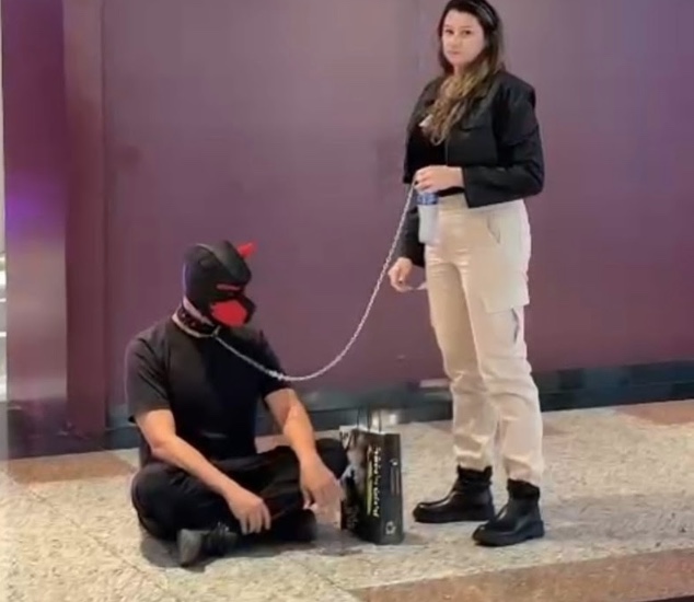Após levar namorado para passear de coleira casal é expulso de shopping
