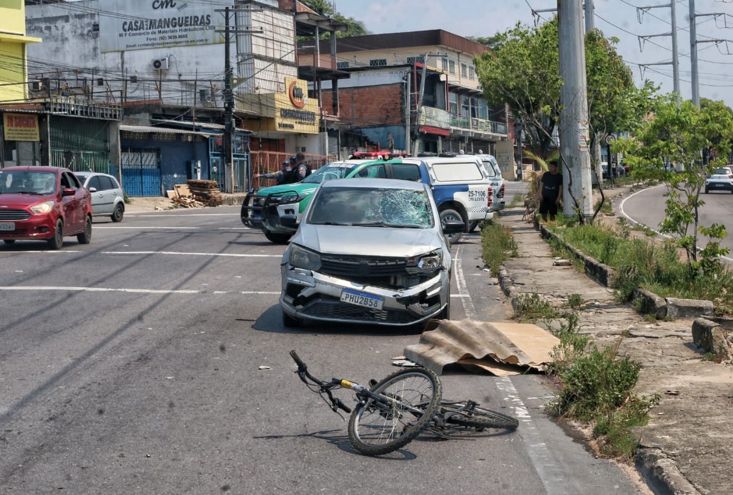De bicicleta, idoso morre atropelado em avenida de Manaus 