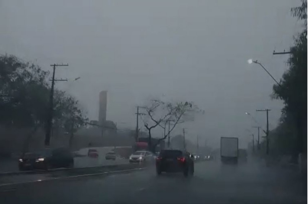 Manaus e municípios do Amazonas têm alerta de chuva forte e rajadas de vento