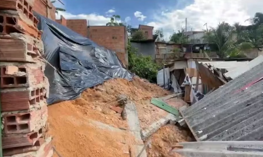 Desabamento de muro destrói casas e coloca famílias em risco em Manaus