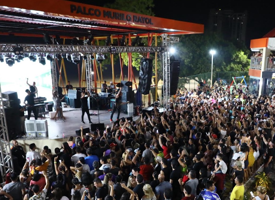 Tom Cleber, Mikael e Official 80 agitam Casa de Praia Zezinho Corrêa neste domingo
