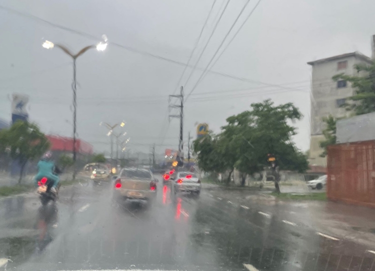 Após dias de calor extremo, Manaus registra temporal nesta quarta-feira