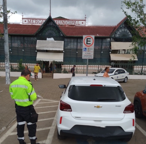 Carros são guinchados por estacionarem em local irregular no Centro de Manaus
