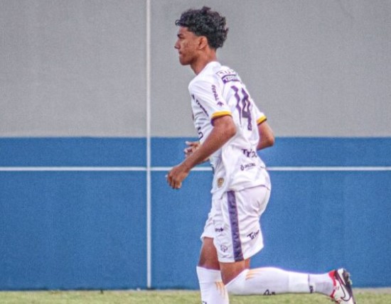 Capitão do Sub-17, zagueiro Jonas estreia como profissional em vitória do Amazonas no Barezão