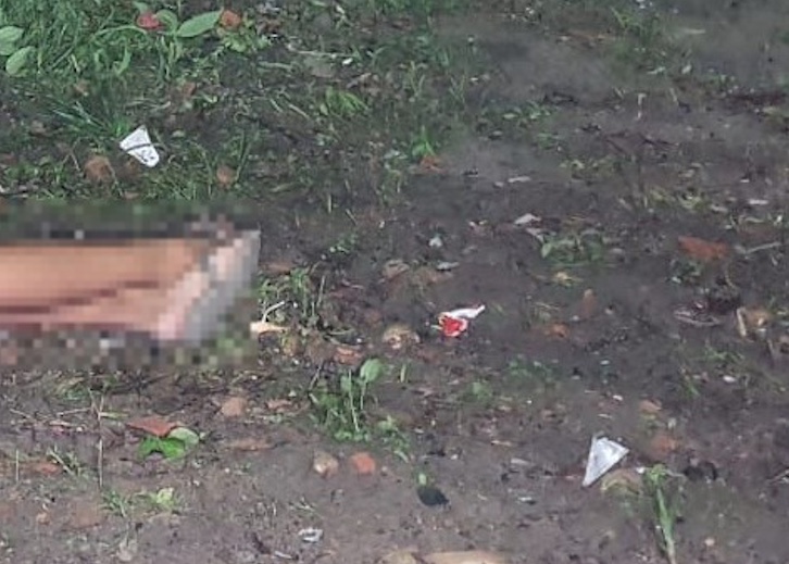 Membros de facção matam homem e deixam bilhete ao lado do corpo no Jorge Teixeira