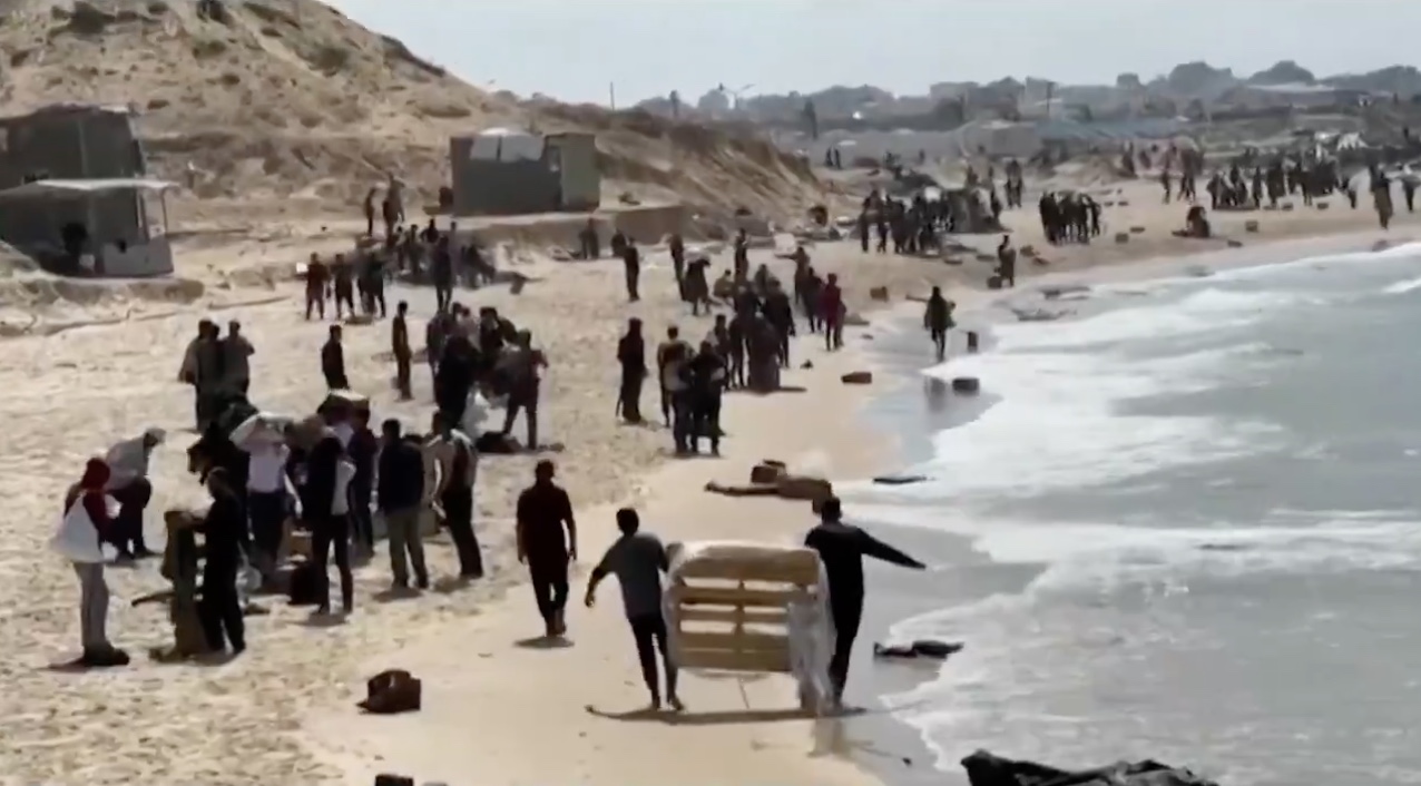 12 pessoas morrem afogadas no mar ao tentar pegar itens de ajuda humanitária em Gaza