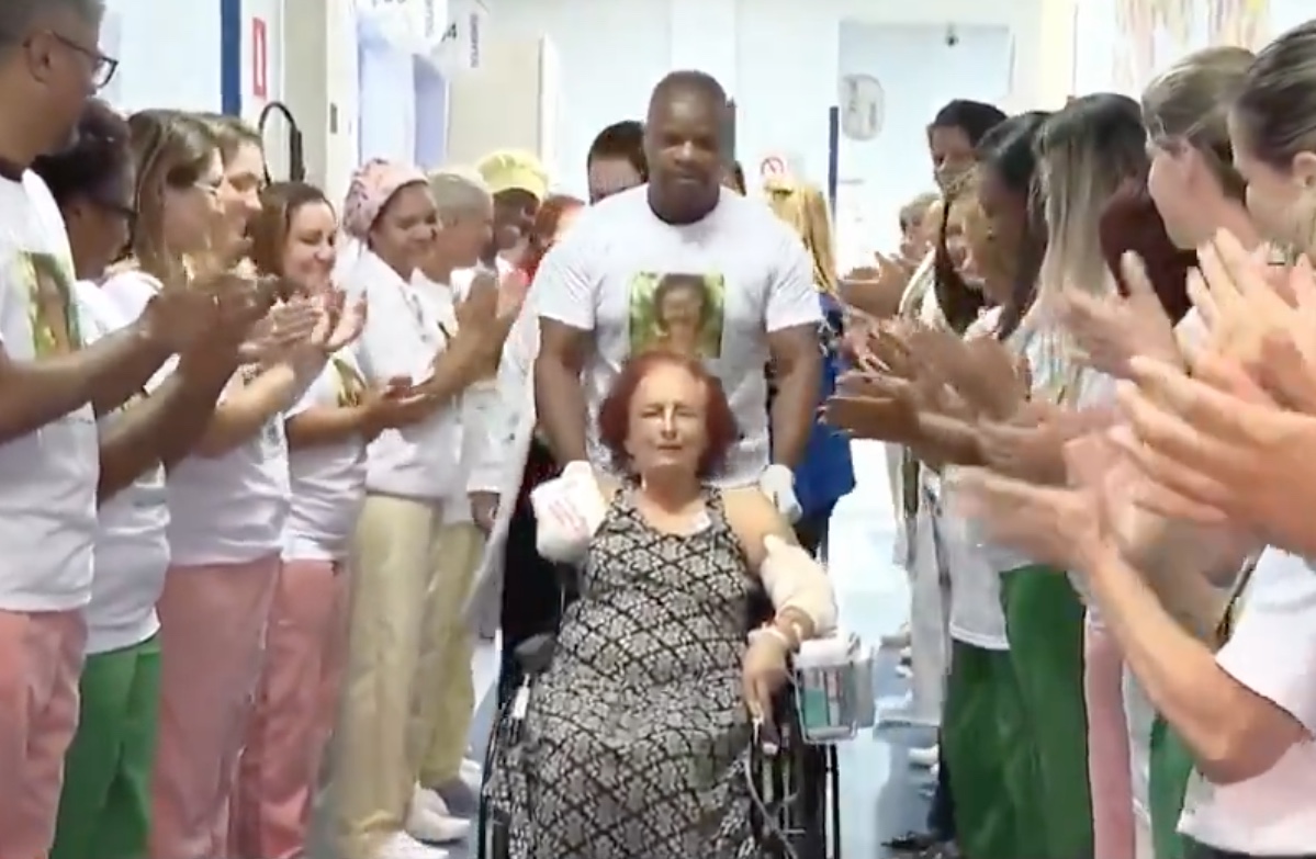 Escritora atacada por pitbulls recebe alta médica e é aplaudida ao sair de hospital