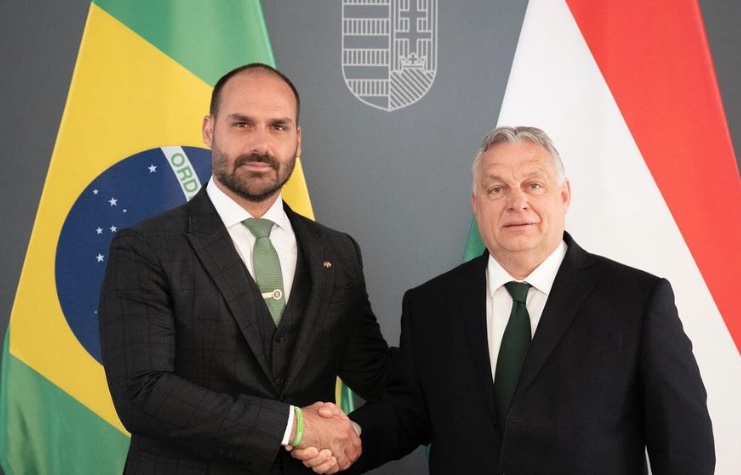 Eduardo Bolsonaro entrega medalha de “imbrochável” para primeiro-ministro da Hungria
