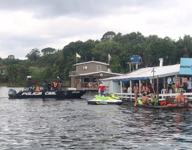 Justiça determina retomada da remoção de flutuantes no Tarumã