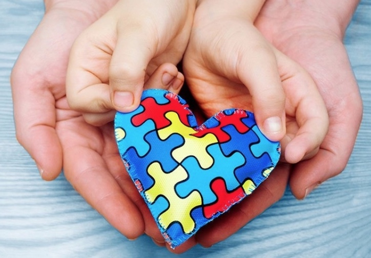 Lei garante até 2 acompanhantes para pessoas com TEA nas unidades de saúde do AM 