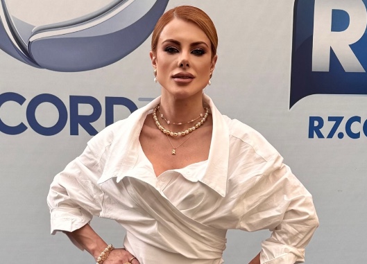 Recém-contratada, Deborah Albuquerque é demitida da Record e descobre por Leo Dias: 'mentira, Leo'