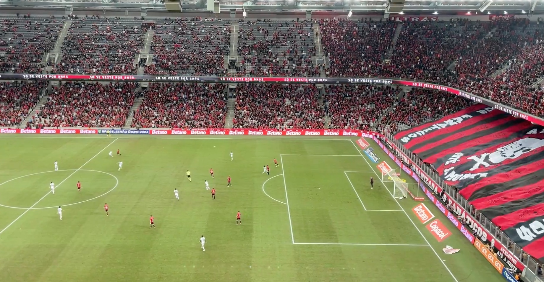 Athlético-PR vence Criciúma de virada pelo Brasileirão 