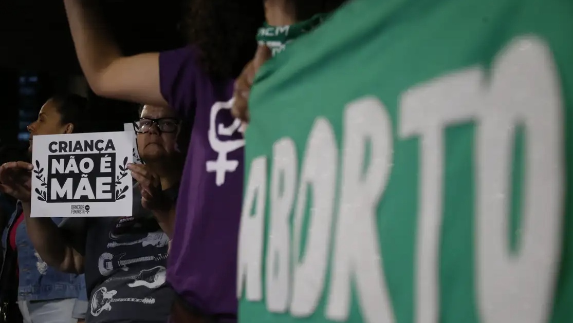 Espanha autoriza adolescentes a abortarem sem permissão dos pais 