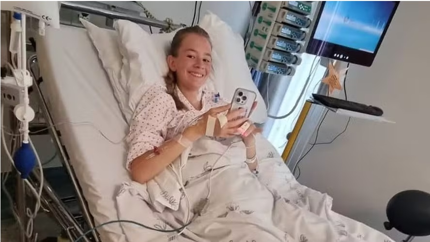 Árbitra de futebol quase morre após ser atingida por bola no abdômen