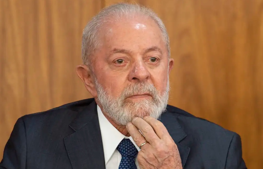 Lula diz que tentaria reeleição em 2026 para "não deixar um negacionista voltar"