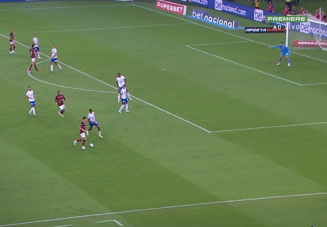 Flamengo vence Bahia por 2 a 1 nos acréscimos e assume liderança no Brasileirão