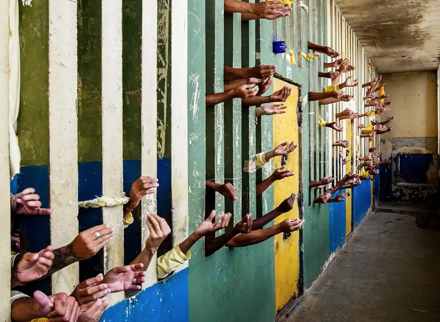 Policiais e bombeiros podem ter celas separadas de outros detentos; entenda PL
