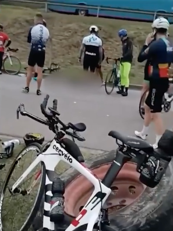 Roda de caminhão se solta e atinge ciclistas; um morreu 