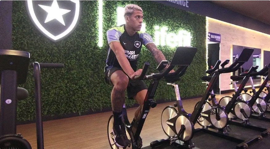 Atacante Matheus Martins é regularizado e pode estrear pelo Botafogo no fim de semana