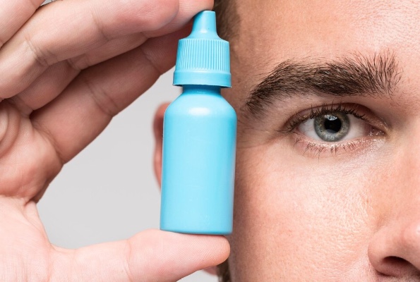 Mulher é acusada de tentar envenenar o marido com colírio 