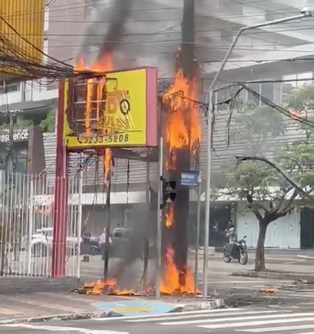 Veja como fica o trânsito após curto-circuito em poste na Avenida Mário Ypiranga
