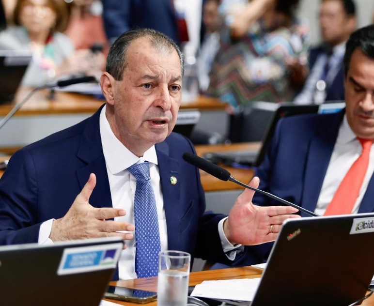 Omar Aziz defende PL que oferece incentivos fiscais para setor de semicondutores