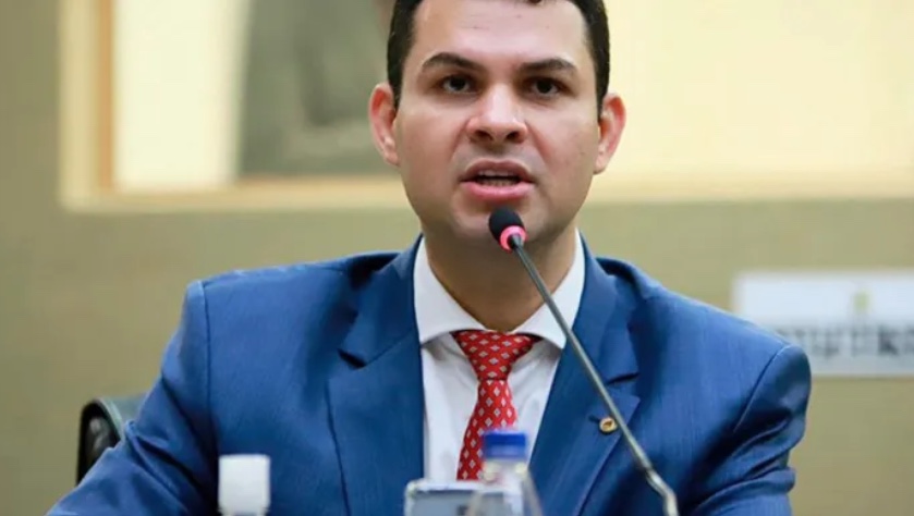 PGE-AM acusa Saulo Viana de fake news e pede indenização de R$ 40 mil