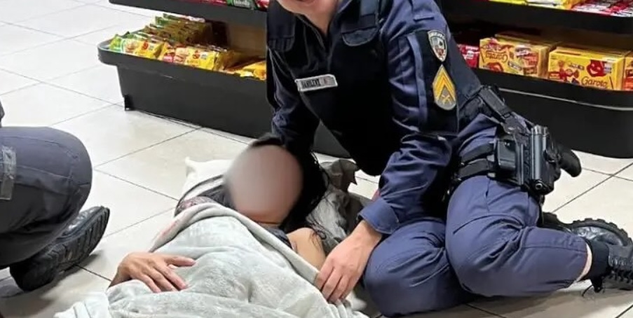 Mulher dá à luz dentro de loja de conveniência em Manaus