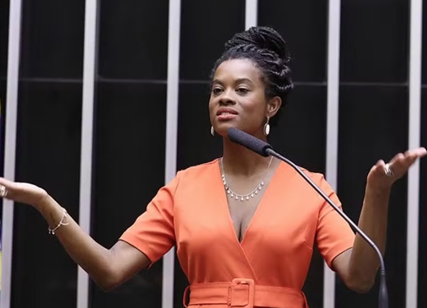 Deputada federal denuncia ameaças de morte e mensagens racistas: 'Macaca preta do cabelo duro' 